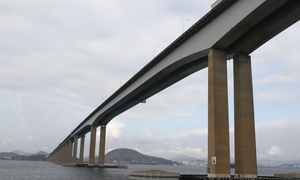 Vista da Ponte Rio-Niterói a partir da barca que faz a ligação entre a Praça XV e a Ilha de Paquetá.