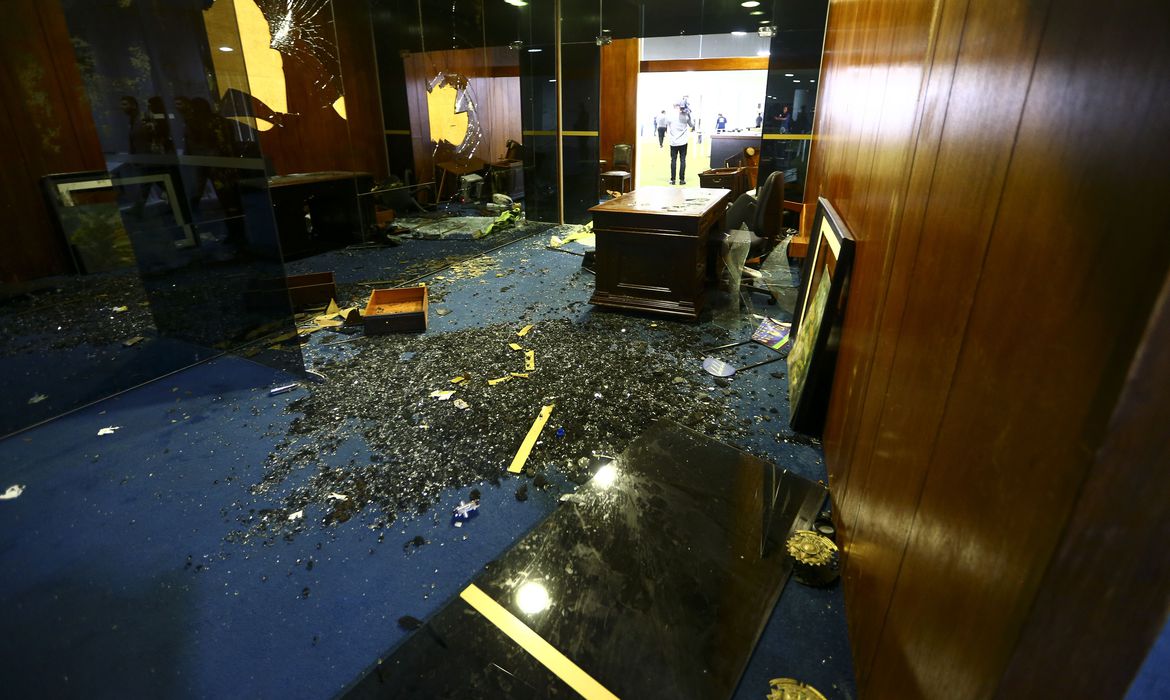 Móveis e janelas danificadas no Senado Federal.
