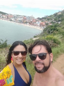 O Casal Vanessa Monteiro e Fabrício Nanii, em Arraial do Cabo.