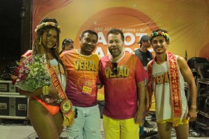 Este Colunista com Edivaldo Machado, Secretário de Turismo e Laser, entre o casal vencedor Carol Escafura (Garota Verão SJB 2023) e Lucas Gomes (Garoto Verão SJB 2023)
