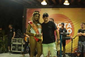A Garota Verão SJB 2023 Carol Escafura posando ao lado de Rodrigo Florêncio