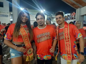 O subsecretário de Turismo e Laser, Thiago Araújo entre a Garota & Garoto Verão SJB 2023 Carol Escafura e Lucas Gomes