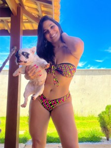 Gata Karol Oliveira Curtindo na Praia de Chapéu do Sol