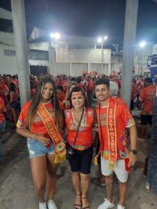 A vereadora Sônia Pereira entre o Casal do Verão Carol Escafura e Lucas Gomes