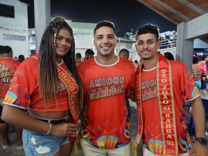 A Garota & Garoto Verão SJB SJB Carol Escafura e Lucas Gomes ao lado do galã Caio Serra