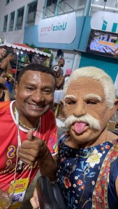 Este colunista com o Cabeça Branca. Adivinha quem tá por trás disso?