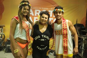 Vereadora Sônia Pereira entre a Garota & Garoto Verão SJB 2023 Carol Escafura e Lucas Gomes