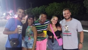 Este colunista entre os amigos Jefferson Dutra (Garoto Verão SJB 2022), Giulia Caetano, Gabriela Dutra e Tawan Lisboa