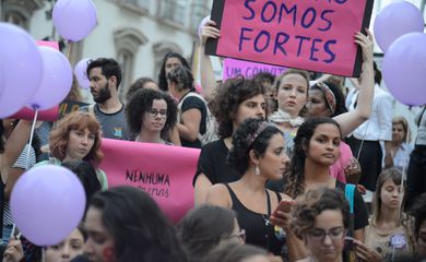 Rio de Janeiro - Mulheres fazem caminhada em solidariedade à série de manifestações feministas na América Latina, onde estão países com alta taxa de feminicídio, segundo a ONU (Fernando Frazão/Agência Brasil)