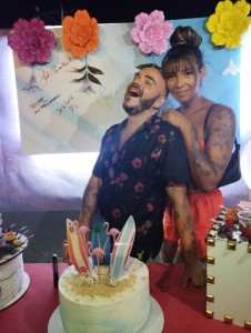 O aniversariante da noite Moisés Sagaz ao lado da amiga Julianna Carvalho