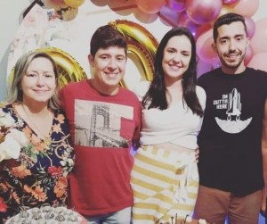 A mamãe Cláudia Márcia com os filhos Marcos, Layse e Mateus!
