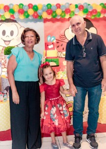 A aniversariante Lorena, entre os avós maternos: Elisabeth Carvalho e Zenildo Coutinho