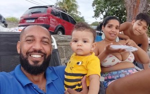 A Mamãe Evelly Wolino, entre os filhos Valentina Wolino, Bryan Wolino e o maridão Matheus Wolino
