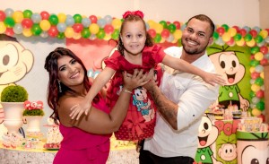 Felizes: Mãe, Aniversariante e Pai - Yasmine Coutinho Souza, Rafael Souza e a Princesa Lorena Coutinho Souza.