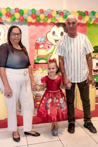 A aniversariante Lorena, entre os avós paternos: Elizabeth Souza e Eraldo Silva