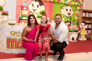 Felizes: Mãe, Aniversariante e Pai - Yasmine Coutinho Souza, Rafael Souza e a Princesa Lorena Coutinho Souza.