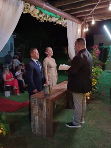 Momento do casal receber a benção com o Pastor Max Fernandes
