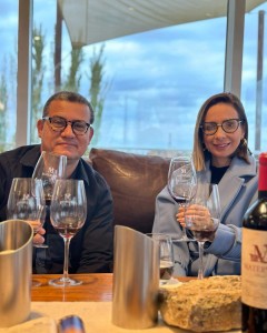 Beleza, charme e elegância: O secretário de Comunicação de SJB, Rodrigo Florêncio e esposa Patrícia Daldegan, em Mendoza (Argentina)