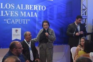 A deputada estadual Carla Machado discursando para o homenageado da noite Carlos Alberto Alves Maia