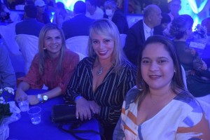 A secretária de Educação: Angélica Rodrigues, entre as suas secretárias: Vanessa Pontes e Isabella Nunes