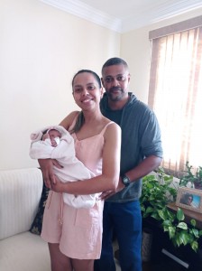 A Bela Alice, no colo da mamãe Thais Faria Leite e o papai Carlos Ramos, comemorando 01 mês
