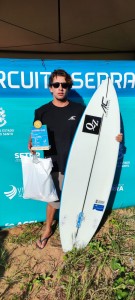 O Surfista Sanjoanense Rodolfo Queiroz, em foto para a Coluna Circulando
